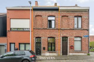 Interesse? Meer informatie op www.SWEVERS.be. - Instapklare en energiezuinige rijwoning met twee slaapkamers en een zonnige zuidgerichte tuin, gelegen op een toplocatie nabij het centrum van Leuven. De woning werd gerenoveerd in 2018 en beschikt over een lichtrijke leefruimte met open keuken, een praktische badkamer en een kelder. Dankzij de uitstekende bereikbaarheid, parkeermogelijkheid voor de deur en nabijheid van scholen, winkels en openbaar vervoer is dit een ideale gezinswoning of investering. Momenteel verhuurd aan €1.200 per maand. Bel ons vandaag nog voor een persoonlijke rondleiding. Wij van Swevers Real Estate helpen je maar al te graag verder. tel. 011 255 155. Bron bewoonbare oppervlakte: EPC-verslag.