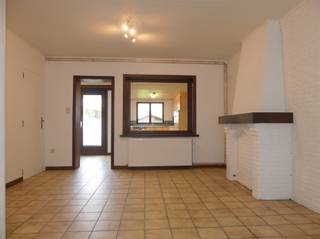 <p><span>Op zoek naar een ruime, instapklare gezinswoning op een gunstige locatie? Dan is deze woning in het charmante Leffinge, een deelgemeente van Middelkerke, zeker een bezoek waard!</span></p><p><span> </span></p><p><span>Deze verzorgde woning combineert ruimte, comfort en een uitstekende ligging. Met maar liefst 5 mogelijke slaapkamers, een inpandige garage en een aangename tuin is dit de ideale thuis voor een groot gezin of voor wie graag wat extra ruimte heeft.</span></p><p><span>Een praktische indeling met tal van mogelijkheden.</span></p><p><span> </span></p><p><span>Op het gelijkvloers verwelkomt de inkomhal u in de woning. Verder vindt u een gezellige woonkamer met toegang tot de kelder, een aparte eetplaats, een volledig uitgeruste keuken en een gastentoilet met lavabo in meubel. De inpandige garage is voorzien van een automatische poort en u kunt er ook de aansluitingen voor was- en droogmachine en de overige nutsvoorzieningen terugvinden.</span></p><p><span>De eerste verdieping beschikt over 3 volwaardige slaapkamers en een ingerichte badkamer met ligbad, dubbele lavabo in meubel en toilet.</span></p><p><span>Op de tweede verdieping bevinden zich nog 2 zolderkamers die perfect kunnen dienen als extra slaapkamers, hobbyruimte, bureau of praktische bergruimte.</span></p><p><span>Achteraan de woning bevindt zich een aangename, onderhoudsvriendelijke tuin met terras en tuinhuis. Een heerlijke plek om in alle rust te ontspannen of gezellig samen te genieten van het buitenleven.</span></p><p><span> </span></p><p><span>De woning geniet van een bijzonder gunstige ligging in Leffinge, op slechts 5 minuten van Oostende, het shoppingcenter van Middelkerke en de oprit van de E40. Zo combineert u een aangename woonomgeving met een uitstekende bereikbaarheid.</span></p><p><span> </span></p><p><span>Interesse? Plan uw bezoek en ontdek zelf de troeven van deze woning.</span></p><p><span> </span></p>