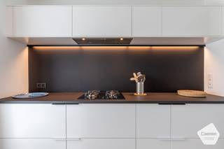 U kunt een BOD uitbrengen op deze woning, rekening houdend met de AANVANGSPRIJS van <strong>€ 395.000,00,</strong> elk hoger BOD wordt voorgelegd aan de eigenaars die al dan niet kunnen ingaan op dit aanbod.<br /><br /><strong>Energiezuinige woning op een toplocatie</strong> in het gegeerde Sint-Michiels. Deze instapklare woning combineert comfort , praktische indeling en tal van unieke snufjes die zorgen voor extra comfort. Bij het binnenkomen heeft U onmiddellijk een ruimtegevoel. Op gelijkvloers is een <strong>inpandige garage</strong> met bergruimte en technische ruimte. Op de eerste verdieping is er een lichtrijke leefruimte en ingerichte keuken, apart toilet en een ingemaakte kast. Op de tweede verdieping is de badkamer met douche, wastafel en hangtoilet tevens zijn er 2 slaapkamers aanwezig. <strong>De tweede slaapkamer kan opgesplitst worden</strong> tot waardoor er <strong>mogelijkheid is tot 3 slaapkamers.</strong> Buiten geniet U van een <strong>unieke, sfeervolle en groene tuin</strong> waar rust en privacy centraal staan. <strong>Het handige achterpoortje</strong> zorgt voor een vlotte toegang en maakt de tuin extra praktisch voor fietsen, tuinmateriaal of een ontspannen wandeling in de buurt. Er is een speelpleintje ook. Daarnaast beschikt de woning over heel wat leuke accenten die zorgen voor extra comfort, <strong>ruimtegevoel en een eigentijdse toets.</strong> Dit is een buitenkans voor wie op zoek is naar comfortabele woning in Sint-Michiels.<br /><br /><strong><u>Gelijkvloers:</u></strong>
<ul>
	<li>Inkomhal;</li>
	<li>Bergruimte/Technische ruimte;</li>
	<li>Inpandige garage;</li>
	<li>Magnifiek aangelegde tuin met terras die omgeven is het in groen;</li>
	<li>Achterpoortje / Uitweg;</li>
	<li>Waterverzachter;</li>
</ul>
<br /><strong><u>Eerste verdieping:</u></strong>

<ul>
	<li>Lichtrijke leefruimte;</li>
	<li>Ingerichte keuken voorzien van alle toestellen;</li>
	<li>Apart hangtoilet;</li>
	<li>Ingemaakte kast;</li>
</ul>
<strong><u>Tweede verdieping:</u></strong>

<ul>
	<li>2 slaapkamers;</li>
	<li>de tweede slaapkamer kan opgesplitst worden waardoor er mogelijkheid is tot 3 slaapkamers;</li>
	<li>Badkamer met inloopdouche, wastafel en toilet;</li>
</ul>
<strong><u>Troeven:</u></strong>

<ul>
	<li>Waterverzachter;</li>
	<li>Recente ketel;</li>
	<li>Regenwater voor de tuin;</li>
	<li>Goedgekeurde elektriciteit;</li>
	<li>Energielabel B;</li>
	<li>Mogelijkheid om op het gelijkvloers praktijk/bureau/nagelstudio/vrij beroep te voorzien;</li>
	<li>Veel unieke snufjes die U moet komen bekijken;</li>
	<li>Achterpoortje uitweg;</li>
</ul>
<br /><br />Meer informatie of een bezoek aan deze leuke woning? Contacteer ons via: <strong>oostkamp@caenen.be</strong><br /><br /><br /><br /> 