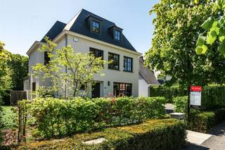 <p><span>Gelegen aan een prachtige laan op loopafstand van het bruisende centrum van Hoogstraten ligt deze volledig gerenoveerde villa op een perceel van ca. 900 m².</span></p><p><span> </span></p><p><span>Indeling</span></p><p><span>U komt binnen in de entréehal met gastentoilet en trap naar de verdieping. Vanuit de hal toegang tot de keuken met aansluitend de ruime eetkamer / orangerie met zicht op de tuin en toegang tot het terras. De living is verdeeld in een TV kamer aan de voorzijde en een centrale zitkamer welke aansluit op de eetkamer, beiden op eiken parket. De zitkamer is tevens voorzien van een open haard op gas en heeft een open verbinding naar de eetkamer / leefkeuken. Dankzij twee dubbele tuindeuren kan de achtergevel vrijwel volledig worden geopend naar het terras. De keuken is voorzien van diverse inbouwtoestellen, de eetkamer beschikt nog over een gashaard, vloerverwarming en airconditioning. Vanuit de leefkeuken ook toegang tot de achteringang met vestiaireruimte.</span></p><p><span> </span></p><p><span>1e Verdieping</span></p><p><span>De nachthal met afzonderlijk toilet geeft uit op drie ruime slaapkamers waarvan twee met ingemaakte kasten, en een badkamer met ruime inloopdouche en dubbele lavabo. </span></p><p><span> </span></p><p><span>2e Verdieping</span></p><p><span>Op de bovenste verdieping bevindt zich de masterbedroom bestaande uit een dressingkamer met ingemaakte kasten, slaapkamer voorzien van airconditioning en een ruime badkamer voorzien van ligbad, inloopdouche, toilet en dubbele lavabo.</span></p><p><span> </span></p><p><span>Kelder</span></p><p><span>De woning is volledig onderkelderd met een bergruimte voorzien van voorraadkasten, een royale wasruimte met aansluitingen voor wasmachine en droger, een kleine wijnkelder alsook een speelkamer en een bergkelder. Deze "leefruimtes" in de kelder hebben daglicht en verwarming. </span></p><p><span> </span></p><p><span>Garage</span></p><p><span>De vrijstaande garage is voorzien van een automatische poort en biedt voldoende ruimte. </span></p><p><span> </span></p><p><span>Tuin en buitenruimtes</span></p><p><span>De tuin is prachtig aangelegd met ruime terrassen in blauwe steen en is omheind. Perfecte Zuid-oriëntatie! Achterin de tuin bevindt zich nog een "tuincafé" met ingerichte bar en een toilet. Aan de voorzijde van de woning zijn meerdere parkeerplaatsen voorzien alsook een aansluitpunt voor opladen van voertuigen.</span></p><p><span> </span></p><p><span>Bijzonderheden</span></p><p><span>In 2021 is deze woning volledig gerenoveerd met oog voor detail en aandacht voor technische duurzaamheid. </span></p><p><span>De woning is voorzien van hedendaags comfort zoals een uitgebreid alarmsysteem, camerabewaking, airconditioning, zonnepanelen, etc.</span></p><p><span> </span></p><p><span>Meer inlichtingen via ons kantoor.</span></p>