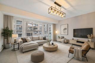 Découvrez ce <strong>charmant</strong> <strong>appartement</strong> <strong>lumineux</strong> et pratique d'une chambre situé au <strong>2e</strong> <strong>étage</strong>. Grâce à son <strong>excellent</strong> <strong>emplacement</strong>, les commerces, les restaurants, les transports en commun et la plage sont accessibles à pied.<br /><br />L'appartement dispose d'une <strong>cuisine</strong> <strong>ouverte</strong> qui se prolonge dans le <strong>salon</strong> <strong>lumineux</strong>, baigné de <strong>lumière</strong> <strong>naturelle</strong> grâce à ses <strong>grandes</strong> <strong>baies</strong> <strong>vitrées</strong>. Cela crée une <strong>atmosphère</strong> <strong>agréable</strong> et <strong>chaleureuse</strong>, tant pendant la journée que le soir. L'appartement comprend également une <strong>chambre</strong> <strong>confortable</strong> et une <strong>salle</strong> <strong>de</strong> <strong>bains</strong> avec <strong>douche</strong> <strong>à</strong> <strong>l'italienne</strong>. <br /><br />L'appartement est <strong>accessible</strong> par <strong>ascenseur</strong> ou par escalier, ce qui le rend confortable et accessible pour les jeunes et les moins jeunes. Grâce à son emplacement idéal et à son agencement intelligent, cet appartement peut être utilisé comme résidence principale, résidence secondaire ou investissement. 