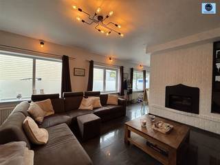 RUIME WONING MET LOODSRichtprijs : 645.000 euro Ruime woning met loods van 450 m², ideaal voor wie wonen en werken wil combineren.Ideale ligging met...