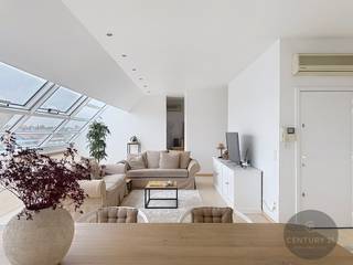 Ruim en stijlvol loftappartement (ca. 110 m²) met twee slaapkamers en een zonnig zuidgericht terras, ideaal gelegen in het charmante Oude Knokke, vlak bij de Groentenmarkt en met open zichten.<br /><br />Dit exclusieve pand valt meteen op door de uitzonderlijke lichtinval dankzij de grote raampartijen. Via de inkomhal betreedt u de royale leefruimte met gezellige zithoek, die naadloos overgaat in een moderne, volledig uitgeruste open keuken. Aansluitend bevindt zich een praktische berging met voorzieningen voor wasmachine en droogkast.<br /><br />Verder omvat het appartement twee volwaardige slaapkamers, een elegante badkamer met bad en douche, en een apart gastentoilet.<br /><br />Het ruime zonneterras, georiënteerd op het zuiden, vormt een echte troef en biedt een prachtig, vrij uitzicht. Tot slot beschikt het gebouw over een gemeenschappelijke fietsenberging en een privatieve kelder.<br /><br />PARELTJE!