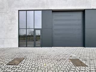 <u><strong>Benaderende bruto-AFMETINGEN:</strong> </u><br />276,39 m²: 10,60m x 26,07m <br />2 parkeerplaatsen<br /><br /><u><strong>AFWERKING:</strong></u><br />- De units zijn voorzien als verwarmde gebouwen en aldus EPB-plichtig.<br />- Stalen constructie. <br />- Betonplinten: 14 cm dikte onder cellenbetonpanelen tussenwanden units – geïsoleerd (10cm PIR) en 28cm dikte onder metalen sandwichpanelen achtergevel en onder buitenschrijnwerk langs voor -en eventuele zijgevels. <br />- Industriële betonpanelen: 14cm dikte wanden voorgevel t.h.v. sandwichpanelen - geïsoleerde betonpanelen (10cm PIR); 28cm dikte over de totale muurhoogte en -45cm onder vloerpas. <br />- Cellenbeton panelen; 15cm dikte scheidings-en brandwanden.<br />- Gepolierde en gewapende betonvloer (15cm), in vakken gezaagd om krimpscheuren tot een minimum te herleiden, max. belasting 3 ton/m².<br />- Geïsoleerd (15cm PIR) steeldeck met centrale lichtstraat (meerwandige polycarbonaat platen), voorzien voor extra belasting van zonnepanelen 20kg/m².<br />- 1 geïsoleerde, elektrische sectionaalpoort (h: 4,20m; b: 4,00m). <br />- Afzonderlijke aluminium inkomdeur met grote glaspartij, voorzien van aluminium schrijnwerk en hogerendementsbeglazing; ideaal om een bureel te voorzien.<br />- Vrije hoogte van 6,20m, muurhoogte: 7,65m.<br /><br /><strong><em>Brandklasse C: </em></strong>voldoet aan de strengste brandweernormen! Alle activiteiten mogelijk.<br /><br /><u><strong>NUTSVOORZIENINGEN:</strong></u><br />Alle voorzieningen zijn getroffen voor aansluiting van stadswater, elektriciteit reeds gekeurd (3 x 400V, 32A tot 63A), internet. Iedere unit heeft een afzonderlijke teller.<br />Er is een gescheiden rioleringsstelsel voorzien voor afvoer regenwater en afvalwater. Per unit is een afvoer voorzien voor sanitaire module. Septiekput 5 personen 1.500 liter.<br />Per unit is er een RW-put van 10.000 liter voorzien. Deze regenput is voorzien van een aanzuigleiding socarex (1 per unit), exclusief pomp. Gasaansluiting.<br /><br /><u><strong>BESTEMMING:</strong></u><br />De zone is bestemd voor kleine en middelgrote ondernemingen.<br />Niet-hinderlijke bedrijvigheid.<br /><br /><u><strong>LIGGING:</strong></u><br />Centrale gelegen in de driehoek Tielt-Deinze-Waregem. Het KMO-park is slechts 14 minuten rijden van Tielt, 12 minuten van Deinze en 19 minuten van Waregem.<br /><br /><u>* Bijzonderheden:</u><br />- Georganiseerd parkmanagement voor afvalverwerking, mobiliteit en energievoorziening.<br />- Vermelde prijs is exclusief: btw op constructiewaarden en registratierechten op grondwaarde, aansluitingskosten van de nutsvoorzieningen, opmaak basisakte, opmeting, PID.<br />- Onze referentie op<strong> </strong><strong>www.centro.be</strong>: <strong>Q0744 </strong>of contacteer ons via <strong>050700102</strong><strong>.</strong><br /><br /><strong>CENTRO | </strong><strong>BEDRIJFSVASTGOED </strong>is reeds 25 jaar <u>gespecialiseerd in de bemiddeling van commercieel- en bedrijfsvastgoed </u>in West- en Oost Vlaanderen.<br /><strong>Wilt u ook weten hoeveel uw bedrijfsgebouw waard is?</strong><br />Contacteer ons vrijblijvend voor een marktconforme waardebepaling van uw pand. <br /><br />