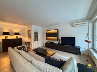 <p><span>Ruim 2 slaapkamer appartement te huur met zonnig terras!</span></p><p><span>Dit appartement is centraal gelegen op de Fruithoflaan met een velostation en bushalte voor het gebouw (90, 91, 92) en lokale winkels op wandelafstand (supermarkt Delhaize, Kaasaffineurs Van Tricht, traitteur-slagerij Finebek, bakkerij Verelst, Atelier 11 en chocolatier Godiva,…) Ook met de wagen bent u zo bij de autostrades en heeft u een uitstekende verbinding richting Antwerpen, Mechelen en Brussel. Dit 2 slaapkamer appartement is ideaal voor een jong koppel, oudere personen of een alleenstaande!</span></p><p><span> </span></p><p><span>Het appartement heeft de volgende indeling:</span></p><p><span> </span></p><p><span>Inkomhal:</span></p><p><span>U betreedt het appartement via de centrale inkomhal met videofoon en gepantserde deur. </span></p><p><span> </span></p><p><span>Leefruimte & keuken:</span></p><p><span>Via de vernieuwde keuken (met o.a. keramisch kookvuur, dampkap, afwasmachine, spoelbak, micro, oven, ijskast en diepvries) heeft u toegang tot het grote zuidwest georiënteerde terras. Hierbij mag een zonneluifel over de volledige breedte niet ontbreken. </span></p><p><span>Alle ramen zijn tevens voorzien van dubbele beglazing en automatische rolluiken. </span></p><p><span>De leefruimte op parket kan opgedeeld worden in een eetkamer en salon. </span></p><p><span>Tevens zijn de leefruimte en slaapkamers voorzien van airconditioning. </span></p><p><span> </span></p><p><span>Badkamer & slaapkamers:</span></p><p><span>Via de nachthal heeft u toegang tot het toilet, een ingebouwde vestiaire kast, de twee ruime slaapkamers en de badkamer met een lavabomeubel, douche en aansluiting voor een wasmachine.</span></p><p><span>De tweede slaapkamer heeft tevens een privatief noord-oost georiënteerd terras. </span></p><p><span> </span></p><p><span>Garage:</span></p><p><span>De ondergrondse garagebox kan mee gehuurd worden aan €125,00 / maand maar is niet verplicht.</span></p><p><span> </span></p><p><span>Huurprijs en beschikbaarheid:</span></p><p><span>Huurprijs</span><span>: €1.100/ maand</span></p><p><span>Maandelijks kosten:</span><span> €250,00 - verbruik gemeenschappelijke delen, centrale verwarming en water</span></p><p><span>Beschikbaar: </span><span>01/03/2026</span></p><p><span> </span></p><p><span>Extra troeven:</span></p><ul><li><span>Toplocatie</span></li><li><span>Ruim zuid-west zonneterras</span></li><li><span>Airconditioning</span></li><li><span>Garagebox met automatische poort</span></li><li><span>Mobiscore: 9.5/10</span></li></ul><p><span> </span></p><p><span> </span></p><p><span>Bezoek inplannen kan via onze website www.coprimmo.be</span></p>