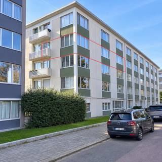 Op zoek naar een lichtrijk 2-slaapkamerappartement in Antwerpen, vlak bij het Te Boelaerpark en met een uitstekende verbinding naar de stad? Dit verzorgde appartement aan de Alfred Oststraat 8 in Borgerhout bevindt zich op de derde verdieping van een halfopen appartementsgebouw en combineert een rustige ligging met een bijzonder centrale bereikbaarheid.<br /><br />Het appartement beschikt over een bewoonbare oppervlakte van ca. 78 m². De aangename en lichte leefruimte van ongeveer 30 m² vormt het hart van het appartement en sluit rechtstreeks aan op de keuken. Deze is uitgerust met onder meer een keramische kookplaat, oven, microgolfoven en dampkap. Enkel een koelkast dient nog voorzien te worden.<br /><br />Via de centrale nachthal bereik je de twee slaapkamers, de badkamer en het afzonderlijke toilet. De badkamer beschikt over een douche en aansluitingen voor een wasmachine en eventueel een condensdroogkast.<br /><br />Het appartement werd gerenoveerd in 2014 en is netjes onderhouden. In het appartement ligt hoofdzakelijk laminaat en ook technisch zit het goed: de elektrische installatie is conform.<br /><br />Ook het gebouw zelf wordt verzorgd onderhouden en professioneel beheerd door een syndicus. De verwarming is collectief op gas, maar wordt individueel afgerekend volgens het eigen verbruik. Verder beschikt het gebouw over een lift en fietsenstalling. Bij het appartement hoort bovendien een ruime kelderberging. Er is geen private parkeerplaats inbegrepen, maar parkeren is mogelijk in de straat. Eventueel bestaat er de mogelijkheid om een garage of staanplaats van een andere eigenaar aan te kopen, indien beschikbaar.<br /><br />De ligging is een belangrijke troef. Je woont in een rustige straat in de driehoek Deurne – Berchem – Borgerhout, vlak bij de luchthaven van Deurne. Het Te Boelaerpark ligt praktisch aan de overkant van de straat, terwijl zowel het centrum van Antwerpen als de belangrijkste invals- en autosnelwegen vlot bereikbaar zijn.<br /><br />Dankzij de combinatie van 2 slaapkamers, 78 m² woonoppervlakte, veel lichtinval, lift, conforme elektriciteit en een centrale ligging is dit appartement bijzonder interessant voor zowel starters, koppels als investeerders die op zoek zijn naar een verhuurbaar appartement in Antwerpen.