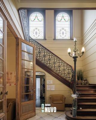 Exclusief herenhuis met handelspand op toplocatie te Aalst  Doe een bod vanaf  1.100.000€ Dit prestigieus herenhuis is gelegen op het Keizersplein...