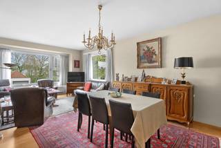 <p>Op een gegeerde ligging in de wijk Kristus-Koning, langs de Leopold I-laan te Brugge, bevindt zich dit lichtrijk hoekappartement met een doordachte indeling en aangename ruimtes. Dankzij de hoekligging geniet u hier van extra lichtinval en een open gevoel.</p><p>Via de inkomhal bereikt u de ruime leefruimte, ideaal voor een gezellige zithoek en eetplaats. Aansluitend bevindt zich de afzonderlijke keuken. Verder beschikt het appartement over twee volwaardige slaapkamers (ca. 14 m² en 18 m²), een badkamer met douche en wastafel, een apart toilet en praktische bergmogelijkheden.</p><p>Het appartement heeft een bewoonbare oppervlakte van ca. 100 m² en beschikt over een EPC-label B (185 kWh/m² jaar), wat zorgt voor een gunstige energieprestatie . Bovendien is het appartement asbestveilig, wat extra gemoedsrust biedt .</p><p>Gelegen in een residentiële buurt, op wandelafstand van winkels, scholen en het centrum van Brugge, combineert deze eigendom comfort met een uitstekende bereikbaarheid.</p><p>Exttra ruime garage optioneel bij te kopen à € 35.000, de private berging inbegrepen in de aankoopprijs.</p><p>Een interessante opportuniteit voor zowel eigen bewoning als investering.</p><p>Interesse?</p>