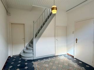 <p><span>DESTELBERGEN </span><span>- Ben je op zoek naar een woning met 2 slaapkamers en carport te huur te Destelbergen centrum?<br />Dan is deze woning misschien iets voor u.</span></p><p><span>De belangrijkste troeven in een notendop: </span></p><ul><li><span>Gelegen in Destelbergen dorp met winkels, scholen en openbaar vervoer</span></li></ul><ul><li><span>Gelegen op een boogscheut van de op- en afrit R4, op 10 min van station Gent Dampoort en op 15 min fietsen van centrum Gent</span></li><li><span>Woning werd opgefrist en beschikt over een mooie nieuwe keuken</span></li><li><span>Inclusief carport</span></li></ul><p><span>Zo ziet het gelijkvloers er uit:</span><span><br />Ruime inkom met toilet, leefruimte met open haard, vernieuwde leefkeuken met eetplaats, deels open en gesloten koer.<br />Op het eerste verdiep is er een badkamer met ligbad (met douche mogelijkheid), toilet en lavabomeubel en 2 slaapkamers.<br />Bovendien hoort er bij de woning ook een staanplaats onder de carport.</span></p><p><span>Belangrijk:</span><span><br />Beschikbaar vanaf: 1/11/2026<br />Huurprijs: 1.000 euro/maand<br />EPC: 246 kWh/m² </span></p><p><span>Voor een bezoek ter plaatse, vul zeker uw huurdersprofiel in.</span></p>