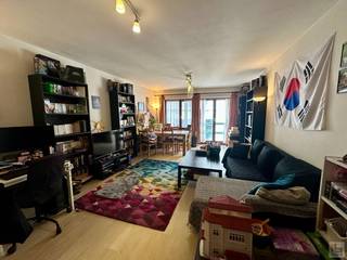 <strong>Plan online uw afspraak via onze website: www.immoboss.be </strong><br /><br />Dit instapklaar appartement  (90m²)  bevindt zich in hartje Gent (nabij Zuid / Reep) en is gelegen in een kleinschalig appartementsgebouw met 5 entiteiten. Het appartement situeert zich op de 1ste  verdieping (lift aanwezig) en omvat: centrale inkomhal, lichtrijke leef- en woonruimte grenzend aan de ingerichte keuken, handige berging/wasplaats, badkamer met ligbad, apart toilet, 2 volwaardige slaapkamers waarvan 1 met balkon. Mogelijkheid tot het huren van een autostaanplaats achter het gebouw voor € 95/maand.<br /><br />Huurprijs: € 950/ maand + € 50 ( provisie onderhoud gebouw, lift, syndic).<br />Beschikbaar vanaf 01/06/2026<br />EPC= 339 kWh/m2 jaar (Label D)<br />Domicilie verplicht - verhuur aan studenten is niet mogelijk.<br /><br /><strong>Plan online uw afspraak via onze website: www.immoboss.be </strong><br /> 