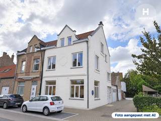 Dit stijlvolle herenhuis werd <strong>volledig ingericht</strong> en succesvol uitgebaat als<strong> vakantiewoning</strong> en beschikt over maar liefst <strong>5 ruime slaapkamers en 5 badkamers</strong>, wat garant staat voor optimaal comfort en privacy voor elke gast.<br /><br />De woning is <strong>volledig operationeel voor vakantieverhuur </strong>en beschikt over een <strong>officieel goedgekeurde toeristische logiesfunctie </strong>toegekend door de <strong>gemeente Koksijde</strong>. Daarnaast is het pand volledig <strong>in orde met de geldende regelgeving</strong>: het is ingeschreven bij <strong>Toerisme Vlaanderen</strong> en beschikt over een<strong> geldig brandveiligheidsattest</strong>.<br /><br />Dankzij de doordachte indeling en complete inrichting biedt deze eigendom een uitstekend verhuurpotentieel met aantrekkelijk rendement. Dit maakt het pand bijzonder interessant voor investeerders die op zoek zijn naar een vastgoedopportuniteit met onmiddellijke exploitatiewaarde én verdere groeimogelijkheden.<br /><br /><u><strong>Belangrijkste troeven</strong></u>
<ul>
	<li>Karaktervol herenhuis</li>
	<li>5 volwaardige slaapkamers &amp; 5 badkamers</li>
	<li>Volledig ingericht en instapklaar voor vakantieverhuur</li>
	<li>Officieel goedgekeurde toeristische logiesfunctie</li>
	<li>Ingeschreven bij Toerisme Vlaanderen</li>
	<li>Geldig brandveiligheidsattest</li>
	<li>Sterk rendements- en investeringspotentieel</li>
</ul>
Deze eigendom vormt een unieke kans voor wie wil investeren in toeristisch vastgoed met schaalbaarheid, of voor wie op zoek is naar een ruime woning met een veelzijdige invulling.<br /><br />📩 <strong>Meer info of bezoek?</strong> Contacteer ons gerust.
