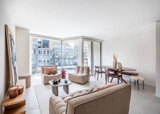 <strong>Residentie ZonZicht: Uw uitvalsbasis aan de Kust</strong><br /> <br />Ontdek residentie "ZonZicht", een stijlvol nieuwbouwproject in de Zeelaan te Koksijde, op slechts één minuut wandelen van het strand. Het gebouw, gekenmerkt door strakke lijnen en grote raampartijen, biedt maximaal lichtinval en een tijdloze architectuur. De hoge afwerkingsgraad en het gebruik van kwalitatieve materialen zorgen voor duurzaam wooncomfort. <br /> <br />Residentie "ZonZicht" is ideaal voor wie een comfortabele uitvalsbasis zoekt voor vakanties in Koksijde, met een uitstekende bereikbaarheid en nabijheid van het centrum en het gemeentehuis, waar tal van activiteiten plaatsvinden. Bovendien is dit project een sterke investering, met mogelijkheden voor zowel vakantie- als jaarverhuur.<br /><br />Indeling: Inkomhal met plaats voor vestiaire | Open en volledig uitgeruste keuken | Zonnige leefruimte uitgevend op westgericht balkon (6,33 m²) met zijdelings zeezicht | Berging met voorziening voor wasmachine | Badkamer met inloopdouche en lavabo in meubel | Afzonderlijk toilet met lavabo | 2 slaapkamers uitgevend op balkon achteraan (1,66 m²) | Private kelder | Gemeenschappelijke fietsenberging | Gemeenschappelijk vuilnislokaal.<br /> <br />Wonen in "ZonZicht" betekent genieten van comfort, stijl, en een ongeëvenaarde kustervaring.