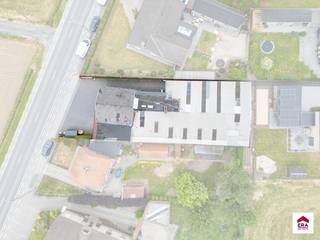 strong&gt;Unieke combinatie van handel en wonen op commerciële topligging!
<p>Ontdek dit veelzijdige handelspand met woonst en ruime opslagmogelijkheden, strategisch gelegen tussen Dentergem en Aarsele – een zichtlocatie met uitstekende visibiliteit voor uw zaak.</p>
<p>De handelsruimte van maar liefst <strong>360 m²</strong> is momenteel ingericht als buurtwinkel en biedt talloze mogelijkheden voor retail, showroom of vrij beroep. Aansluitend bevindt zich een ruim magazijn van <strong>150 m²</strong> op het gelijkvloers, voorzien van een koelcel. De verdieping van <strong>350 m²</strong> is ideaal voor extra stockage, atelier of creatieve invulling. Vooraan zijn er verschillende parkeerplaatsen. </p>
<p>Het woongedeelte biedt een inkomhal, woonkamer, bureauruimte en een ingerichte keuken met ontbijthoek (uitgerust met keramische kookplaat, dampkap, oven, vaatwas en dubbele spoelbak). Achteraan bevindt zich nog een achter inkom met wastafel, wasplaats/technische ruimte met douche en apart toilet.</p>
<p>Op de <strong>eerste verdieping</strong> vindt u een nachthal, <strong>3 volwaardige slaapkamers</strong>, een badkamer met ligbad en wastafel, een tweede leefruimte of hobbykamer en een extra berging. Er is bovendien een ruime bergzolder en een droge kelder.</p>
<p><strong>Troeven van dit pand:</strong></p>
<ul><li>
<p>Commerciële zichtlocatie met parking voor de deur</p>
</li><li>
<p>Grote handelsruimte met magazijn en stockageruimte</p>
</li><li>
<p>Woonst met mogelijkheid tot 5 slaapkamers</p>
</li><li>
<p>Nieuwe aluminium ramen met hoogrendementsglas</p>
</li><li>
<p>Geschikt voor combinatie wonen-werken of rendabele investering</p>
</li></ul>
<p>Laat u verrassen door de ruimte en het potentieel van dit unieke pand. Contacteer ons voor een bezoek en ontdek alle mogelijkheden!</p>