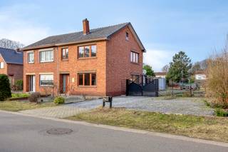 [[ DIT PAND NEEMT DEEL AAN DE ERA OPEN HUIZEN DAG OP 13/6 VAN 13:00 TOT 14:00 ]] Te koop: halfopen huis in de Steenovenstraat, Beringen, gelegen in een rustige woonkern met groene omgeving.
<p> </p>

<p>Deze gezinswoning biedt een praktische indeling en een aangename ligging. Op wandelafstand van lokale voorzieningen en omgeven door groen, geniet u hier van een rustige woonomgeving met vlotte verbindingen naar het centrum en omliggende gemeenten. De woning beschikt over drie slaapkamers, een ruime woonkamer en een functionele keuken, ideaal voor gezinnen die op zoek zijn naar comfort en ruimte.</p>

<p> </p>

<p>Belangrijkste ruimtes:</p>

<p>• Inkomhal met toegang tot de leefruimtes</p>

<p>• Ruime woonkamer met veel lichtinval</p>

<p>• Functionele keuken met voldoende opbergruimte</p>

<p>• Wasplaats voor extra praktisch gemak</p>

<p>• Drie slaapkamers, geschikt voor gezin of thuiswerk</p>

<p>• Badkamer met ligbad en wastafel</p>

<p>• Apart toilet</p>

<p> </p>

<p>Troeven:</p>

<p>• Rustige ligging in woonkern met groene omgeving</p>

<p>• Drie volwaardige slaapkamers</p>

<p>• Praktische indeling met aparte wasplaats</p>

<p> </p>

<p>Neem vandaag nog contact op met uw ERA-makelaar voor een bezoek.</p>

<p> </p>

<p>JOUW DROOMHUIS. ZO GEVONDEN!</p>