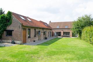 Karaktervolle en verrassend ruime woning op een rustige ligging in de Baardegemstraat, vlak bij Kravaalbos. <br /><br />Deze eigendom combineert landelijke charme met een verzorgde, hedendaagse afwerking en biedt heel wat ruimte voor een gezin, thuiswerk of hobby’s. <br /><br />Op het gelijkvloers bevinden zich een lichtrijke leefruimte met eetplaats, een open keuken met praktische berging/wasplaats, een badkamer met douche, jacuzzi en toilet, een kelder en een ruime inpandige garage. Grote raampartijen bieden een mooi zicht op de zuidgerichte tuin en de gezellige binnenkoer.<br /><br />Op de verdieping zijn er vier ruime slaapkamers, een grote nachthal die ook als speel- of hobbyruimte kan dienen en een apart toilet met wastafel. Daarnaast zijn er twee ingerichte polyvalente ruimtes met sanitaire voorzieningen, ideaal als kantoor aan huis, praktijkruimte, atelier, hobbyruimte, gastenruimte of extra bergruimte.<br /><br />Buiten geniet je van een perceel van ca. 1.730 m² met een zuidgerichte tuin, terras, grote oprit, ruime parkeermogelijkheden en aanwezige stallen. Een unieke plek voor wie houdt van rust, natuur, wandelen, fietsen of paarden.<br /><br />Troeven:<br />Bewoonbare oppervlakte ca. 302 m²<br />4 slaapkamers en 3 badkamers<br />Inpandige garage en meerdere parkeerplaatsen<br />Zuidgerichte tuin met terras<br />Stallen en polyvalente ruimtes<br />EPC-label D: 395 kWh/m² jaar<br />Asbestveilig attest beschikbaar<br />Elektrische installatie geldig tot 20/12/2042<br />Regenwaterrecuperatie voor toiletten<br />Niet gelegen in overstromingsgebied<br />Optioneel: aankoop van twee nabijgelegen weides van samen ca. 6.791 m².