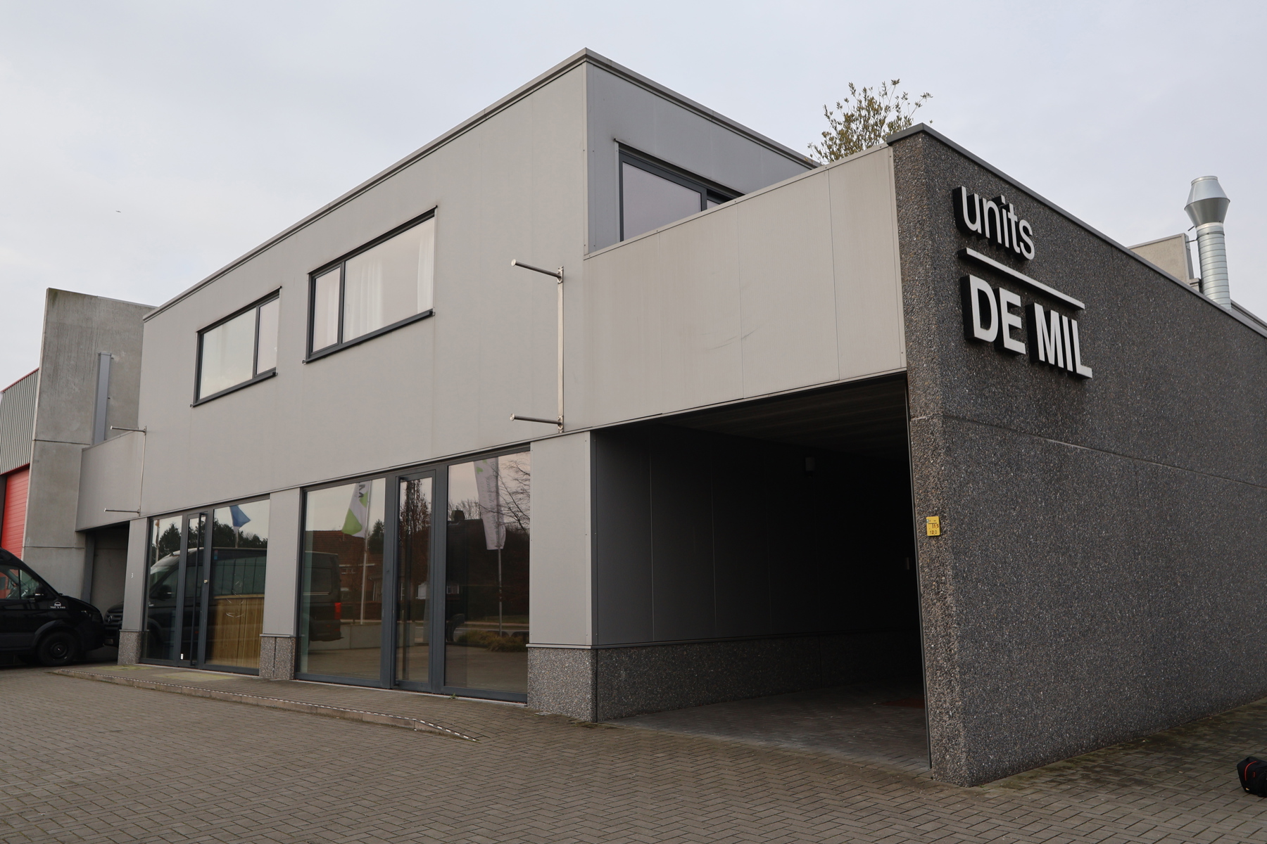 Opslagruimte/ winkelruimte van ca 200 m² op bedrijventerrein De Mil. - foto 2