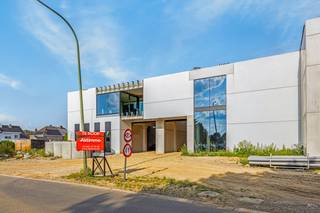 Op de knappe site 'Trudopark' te Sint-Truiden wordt dit bedrijfsgebouw te koop aangeboden.<br /><br />In totaal zijn er nog vijf eenheden te koop, met tal van mogelijkheden en invullingen. Bel ons voor meer info en het bespreken van uw ondernemersdroom!<br /><br />Deze unit, nummer 6, heeft een oppervlakte van 788 m² op het gelijkvloers, met op de verdieping nog een mooi (casco) conciërge appartement van maar liefst 205 m². Zowel de bedrijfsruimte als het appartement worden casco afgewerkt en kunnen overleg met de verkoper nog verder worden afgewerkt naar eigen wensen en noden.<br /><br />Deze bedrijfshal heeft een vrije hoogte van maar liefst 9 m en is bereikbaar via één van de twee geïsoleerde sectionaalpoorten. Ook is er veel natuurlijke lichtinval door de vele ramen aan zowel de voor- als zijkant en uiteraard de drie lichtstraten, waardoor het binnen aangenaam werken wordt.<br /><br />Heeft dit pand je interesse gewekt? Aarzel niet om contact op te nemen voor meer info of een bezoek ter plaatse!
