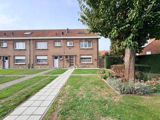 <strong>Menen - Halfopen woning met 3 slaapkamers en ruime tuin</strong><br /><br />Ontdek deze ruime halfopen woning gelegen op een gunstige locatie nabij het centrum van Menen. De woning beschikt over <strong>3 volwaardige slaapkamers</strong> en mogelijkheid tot een 4e slaapkamer en heeft een <strong>ruime tuin</strong> die langs de zijkant van de woning bereikbaar is. De combinatie van de grote ruimtes en de gunstige ligging zorgen er voor dat deze woning zeker het bezoeken waard is!<br /><br /><strong>Indeling:</strong><br /><u>Gelijkvloers:</u> Inkom, woonkamer, eetkamer, keuken, wasruimte/veranda, berging, toilet<br /><u>1e verdiep:</u> 3 slaapkamers, badkamer<br /><u>2e verdiep:</u> zolderruimte (kamer mogelijk)<br /><br /><strong>Troeven:</strong><br />- Gunstige ligging<br />- Ruime tuin<br />- Halfopen woning<br />- 3 slaapkamers (4 mogelijk)<br />- Droge kelder<br /><br />Renovatieplicht<br />Dit is een vanafprijs.