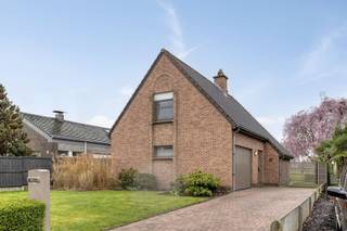 This open building, built in 1990, is located in the Europalaan in Willebroek, a quiet with a wide view, child-friendly residential area near...