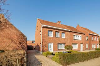 Centrum Hoogstraten, op wandelafstand van de kerk, winkels, horeca en openbaar vervoer gelegen ! Te moderniseren gezinswoning met 3...