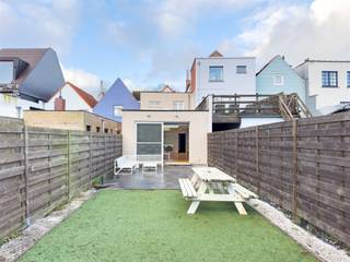 Volledig vernieuwde woning in het hart van KnokkeGelegen in de charmante dorpskern van Knokke, biedt deze instapklare woning een unieke combinatie van rust, comfort en nabijheid van alle voorzieningen. U bevindt zich op wandelafstand van scholen, de groentemarkt, lokale winkels en gezellige horecazaken. Bovendien is er in de directe omgeving voldoende parkeergelegenheid, een absolute troef in deze geliefde buurt.De woning staat op een perceel van 174 m² en is ideaal georiënteerd op het zuidoosten, zodat u de hele dag door kan genieten van natuurlijk zonlicht dit zowel binnen als buiten.Bij het betreden van de woning valt meteen de overvloed aan licht op. De eetkamer en leefruimte vloeien harmonieus in elkaar over en vormen samen een gezellige, open leefomgeving. De stijlvol uitgeruste keuken sluit hier naadloos op aan en is ontworpen met oog voor functionaliteit en comfort. Een elegante lichtstraat zorgt voor een warme en uitnodigende sfeer, en creëert een aangename, natuurlijke lichtinval.Het gelijkvloers herbergt bovendien een royale berging/wasruimte, een apart gastentoilet, een ruime slaapkamer met aangrenzende privé-douchekamer én een extra bergruimte.Op de eerste verdieping bevinden zich nog drie volwaardige slaapkamers, ideaal voor een gezin of gasten. De moderne badkamer is voorzien van een ruime inloopdouche, dubbele lavabo en een afgesloten toilet, afgewerkt met hoogwaardige materialen.Kortom: deze prachtig gerenoveerde woning biedt u een zeldzame kans om zorgeloos te wonen op een topligging in Knokke. Licht, ruimte en comfort komen hier perfect samen.Aarzel niet om een bezoek in te plannen en ontdek zelf de charme en het comfort van deze unieke woning.Stijn Van GuchtImmo Zone0471/ 55. 23. 52.