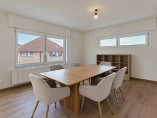 Maak uw bezoek aan ons nog eenvoudiger! Vul alstublieft vooraf de huurdersfiche in en stuur deze naar verhuur@vastgoeddemeyer.be. Wij nemen daarna contact met u op om een afspraak ter plaatse te plannen. U kunt de fiche vinden onder de downloads. Alvast bedankt!<br /><br />Dit prachtig appartement met 2 slaapkamers en autostaanplaats is gelegen nabij het centrum van Aarsele dichtbij de verbindingsweg Tielt-Deinze. Het appartement ligt op een steenworp van een lagere school, winkels, trein- en bushalte en zoveel meer! <br />Het appartement is beschikbaar vanaf 01/01/2027, vroeger kan in samenspraak met de huurder.<br /><br />Deze parel is gelegen op het eerste verdiep. Het appartement is enkel bereikbaar via de vaste trap vanuit de gemeenschappelijke gang (geen lift). Via de inkomhal is er toegang tot alle ruimtes van het appartement. De lichtrijke leefruimte met open, volledig ingerichte keuken geeft rechtstreeks toegang tot het terras. De keuken is voorzien van alle comfort (vaatwasser | oven | microgolf | inductie kookplaat | koelkast met vriesvak | spoelbak).<br /><br />Verder beschikt dit appartement over een badkamer (inloopdouche | lavabo met meubel), 2 slaapkamers, een gastentoilet en een zolderruimte die mits samenspraak volledig mag worden ingericht naar eigen believen. <br /><br />Tot slot omvat het appartement nog een private en gemeenschappelijke kelderberging met aansluiting voor de wasmachine (kan ook gebruikt worden om fietsen te plaatsen) alsook 1 autostaanplaats vooraan het gebouw. <br /><br />GEEN SYNDICKOSTEN!<br /><br />NOTA: ER WORDT NOG EEN BALUSTRADE AAN HET TERRAS GEPLAATST<br /><br />PLUSPUNTEN:<br />* INSTAPKLAAR<br />* PRIVATE ÉN GEMEENSCHAPPELIJKE KELDERBERGING<br />* ZOLDERRUIMTE<br />* 1 STAANPLAATS VOOR DE WAGEN<br />* TERRAS