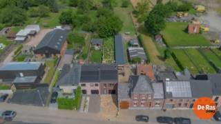 <p><span>DENDERHOUTEM – Energiezuinige nieuwbouwwoning met 3 slaapkamers en aangename tuin</span></p>
<p><span>Deze rustig en landelijk gelegen nieuwbouwwoning bevindt zich op wandelafstand van Het Vondelhof, het groene gemeentelijke domein van Denderhoutem met onder meer wandelpaden, een looppiste, beweegparcours, speeltuin en openluchtklas. Daarnaast geniet de woning van een uitstekende bereikbaarheid naar winkels, scholen en openbaar vervoer.</span></p>
<p><span>Deze werd gebouwd met kwalitatieve materialen en voldoet volledig aan de huidige isolatie- en ventilatienormen. Dankzij de aanwezigheid van vloerverwarming in combinatie met een warmtepomp, hoogrendementsglas, 10 zonnepanelen en een ventilatiesysteem C, betreft het een bijzonder energiezuinige BEN-woning met een beoogd E-peil van 19. EPB-attest in opmaak. <br />Bovendien beschikt de woning over een regenwaterput van 10.000 liter.<br /><br /></span><span>De indeling omvat op het gelijkvloers een inkomhal, gastentoilet, lichtrijke leefruimte met open en volledig geïnstalleerde keuken, een praktische berging en een inpandige garage.</span></p>
<p><span>Op de eerste verdieping bevinden zich twee volwaardige slaapkamers, een afzonderlijk toilet en een ruime badkamer uitgerust met een inloopdouche, ligbad en dubbele wastafel.</span></p>
<p><span>De zolderverdieping biedt plaats aan een derde slaapkamer en een technische ruimte.</span></p>
<p><span>Aankoop onder gesplitst stelsel:</span></p>
<ul>
<li><span>Grondwaarde: € 120.000 (12% registratierechten)</span></li>
<li><span>Constructiewaarde: € 315.000 (21% btw)</span></li>
</ul>
<p><span>Totale prijs incl. btw en registratierechten, excl. kosten en notariskosten: € 515.550<br /><br /></span><span>Bent u op zoek naar een centraal gelegen en energiezuinige nieuwbouwwoning met 3 slaapkamers? Aarzel dan niet en plan snel uw bezoek in.</span></p>
<p><span>Voor meer informatie of een afspraak: 053/60.65.60</span></p>
<p><span></span></p>
<p><span></span></p>
