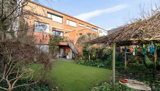 Découvrez cette spacieuse et lumineuse maison jumelée de type bel-etage, située au calme à Turnhout. La maison combine un aménagement bien pensé...