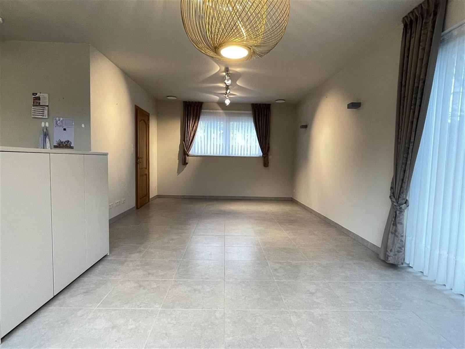 Recente ééngezinswoning met inpandige garage en rustige ligging. - foto 4