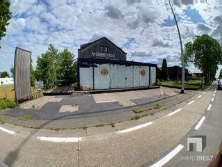 Dit commerciële pand, gelegen in het hart van Diest, biedt een unieke kans voor ondernemende geesten.Het pand is strategisch gepositioneerd aan een...