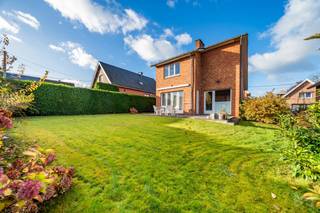 Charming detached house with 3 bedrooms and a garage, located in a quiet and sought-after neighbourhood. Just a stone’s throw from shops,...