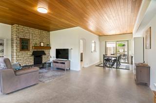 <p><span>Deze zeer goed onderhouden, gelijkvloerse woning bevindt zich op het uiteinde van een doodlopende straat in de Olmenlaan te Bonheiden, op wandelafstand van het centrum. Dankzij de uitstekende staat van onderhoud en de praktische indeling is deze woning volledig instapklaar en bovendien vrij van renovatieplicht.</span></p><p><span>De woning omvat een inkomhal, een ruime en lichtrijke leefruimte, een vernieuwde keuken en een aangename veranda met zicht op de tuin. Verder beschikt de woning over twee slaapkamers en een verzorgde badkamer uitgerust met een moderne inloopdouche. De inpandige garage zorgt voor extra comfort en bergruimte.</span></p><p><span>Buiten geniet u van een onderhoudsvriendelijke tuin waar het heerlijk rustig vertoeven is.</span></p><p><span>Een ideale woning voor wie comfortabel en zorgeloos gelijkvloers wil wonen op een rustige, doch centrale locatie.</span></p>