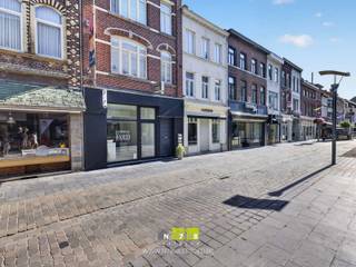 <span><strong>HANDELSPAND OP HET GELIJKVLOERS INCLUSIEF KELDER IN HET CENTRUM VAN MAASEIK <br /><br />TROEVEN<br /></strong>- Commerciële topligging in de Bosstraat! <br />- <span>Op wandelafstand van de markt in Maaseik.</span><br /><span>- Ruim handelspand op het gelijkvloers met diverse mogelijkheden! </span><br />- EPC- D: geen renovatieverplichting!<br />- Het pand is momenteel verhuurd en ingericht als kapsalon. <br />- Ideaal opbrengstpand: directe huuropbrengst van 618,91 euro. <br />- Airco in de handelszaak.<br /><strong><span><br />GELIJKVLOERS 00 (momenteel ingericht als kapsalon) ( ca. 80m²) <br /></span></strong>- Handelsruimte: ruime handelsruimte met diverse mogelijkheden, airco, tegelvloer. De aanwezige toonbank, kappersstoelen, wasbakken en opbergkasten behoren tot de inrichting van de huidige huurder en zijn<span> niet inbegrepen in de verkoop. </span><strong><span><br /></span></strong>- Berging/Kitchenette : kitchenette met spoelbak, kraan,bovenkasten, onderkasten, lades, betegelde achterwand, tegelvloer. <strong><br /></strong>- Toilet: zittoilet, deels wandbetegeling, tegelvloer. <strong><br /><br />KELDERVERDIEPING (-01) <br /></strong>- Kelderruimte (3,50m x 9,00m = 31,50m²)<br /><br /></span>
<ul>
<li>Bekijkt u deze advertentie via een aanverwante vastgoedsite, surf dan zeker naar onze website <strong>www.N78vastgoed.be</strong> voor een uitgebreide beschrijving en foto's. <strong>Meer info: +32 (0)89 86 18 88 of info@N78vastgoed.be.</strong></li>
</ul>