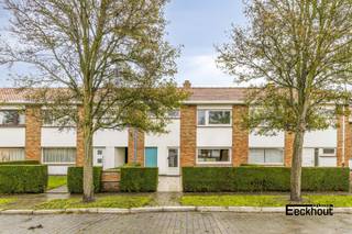 Op een gunstige ligging in een rustige straat op Stene bevindt zich deze gezellige rijwoning. De woning beschikt over een grote diepe tuin...