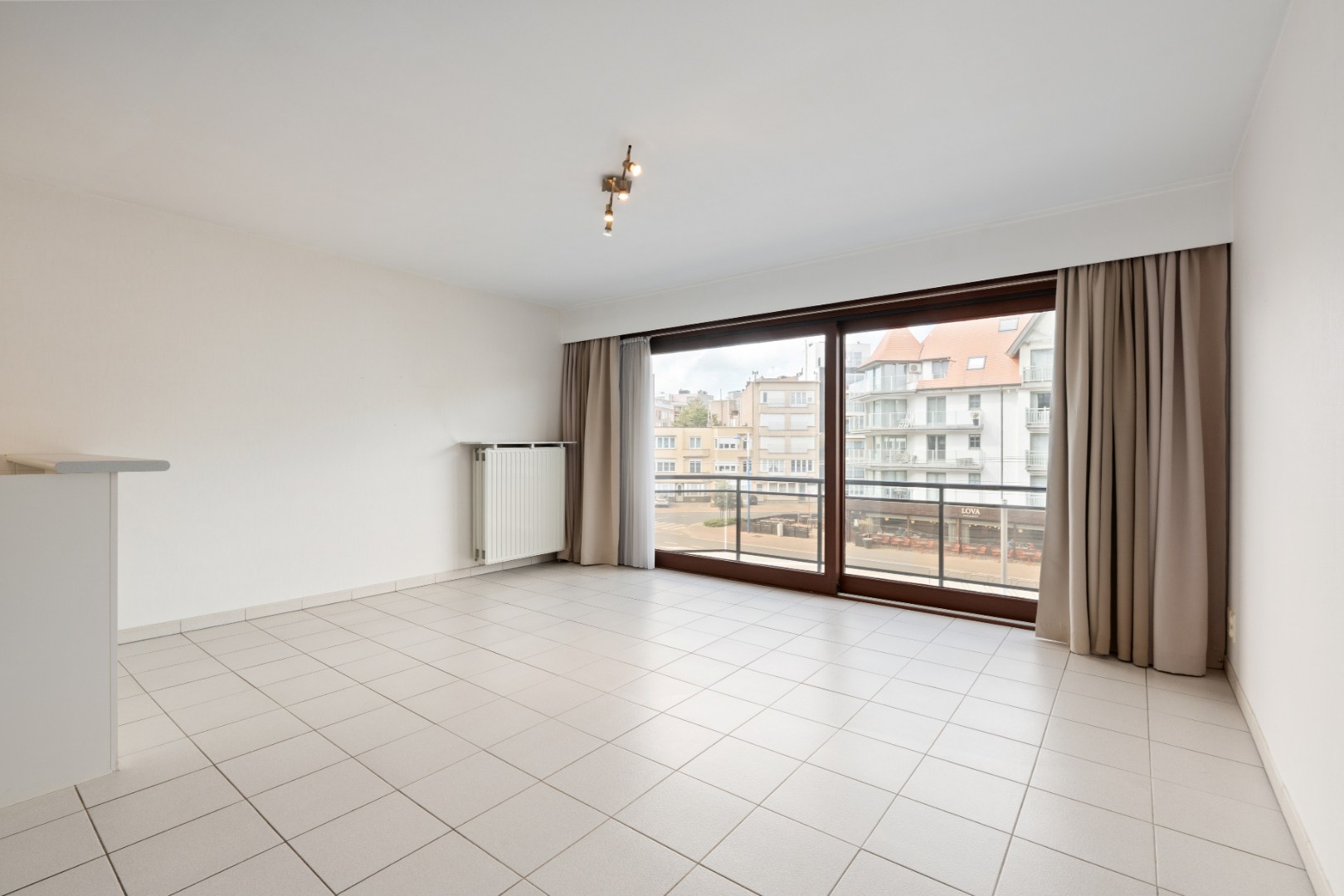 CENTRAAL GELEGEN ZONGERICHT WOONAPPARTEMENT OP 100 METER VAN DE ZEEDIJK - foto 2