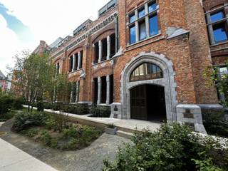 LIGGING<br />Dit nieuwbouw appartement geniet een top ligging in het centrum van Gent. Meer bepaald is het appartement gelegen in het project de Kazerne gelegen aan de Kattenberg. Een uniek project met behoud van authentieke elementen waar u ten volle van het Gentse stadsleven kan genieten. Alsook het aangelegde paradeplein die fungeert als gemeenschappelijke binnentuin maakt het heerlijk vertoeven bij zonnig weer. Bovendien is het slechts de straat oversteken om het Citadelpark te betreden.<br /><br />INDELING<br />U komt het appartement binnen via een centrale inkomhal voorzien van gastentoilet. Vervolgens heeft u toegang tot de lichtrijke woonkamer met een open geïnstalleerde keuken. Deze leefruimte staat in verbinding met het grote terras. Verder beschikt het appartement over twee slaapkamers, waarvan 1 kamer in de zijtoren van het gebouw. Daarnaast geniet het appartement nog over een badkamer met inloopdouche, een gasten toilet en een ruime berging. Tot slot is er nog een kelderberging en gemeenschappelijke fietsenstalling.<br /><br />Huurprijs: 1250 euro/maand<br />Parkeerplaats: 100 euro/maand<br />Provisie syndicale kosten: 100/maand<br />EGW: zelf af te sluiten.<br /><br />Bezoek aanvragen kan via de website.