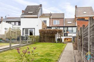 <br /><br />Are you looking for a spacious, move-in-ready home in the charming city of Geraardsbergen? Then this property at Oude Steenweg 134 is definitely worth a visit!<br /><br />Upon entering the house, you arrive in an entrance hall. On the ground floor, you will also find an office, a cozy sitting area, and a dining room seamlessly connected to the kitchen. The bright living veranda offers a beautiful view of the garden and is the perfect place to relax. Additionally, there is a large storage room and a guest toilet.<br /><br />On the first floor, a spacious landing provides access to three full-sized bedrooms and a fully renovated modern bathroom.<br /><br />A fixed staircase leads to the attic floor, where a fourth bedroom has been created – ideal as an extra room or hobby space.<br /><br />Outside, you can enjoy a pleasant garden, perfect for families and gardening enthusiasts. At the back of the plot, there is also a carport and additional parking spaces.<br /><br />In short, this home offers all the space and comfort a family needs, in a convenient location close to amenities and main roads.<br /><br /><span>Interested? Contact Saimen today to arrange a viewing: 0470 73 24 20 - </span><span>saimen@cornelis-goeman.be</span>