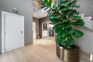 <p><strong>Prachtige woning met 5 ruime slaapkamers, 2 badkamers, zuidoost tuin met groenzicht en apart magazijn</strong><br /><br /><strong>Algemeen:</strong><br />- Energiezuinige woning met EPC A<br />- Bewoonbare oppervlakte: ca. 400 m²<br />- Extra magazijn met aparte autostaanplaatsen<br />- Optimale lichtinval<br />- Het gelijkvloers en de tweede verdieping zijn recent volledig vernieuwd<br />- Groenzicht achteraan<br />- Zuidoost tuin met verschillende terrassen<br />- Prachtige leefruimte met open keuken en ontbijthoek (volledig geïnstalleerd en vernieuwd)<br />- Master bedroom met dressing en badkamer met ligbad en douche<br />- 3 (mogelijk 4) grote slaapkamers en badkamer op eerste verdieping<br />- Bureauruimte met archief<br />- Inpandige garage en oprit met voldoende parkeergelegenheid<br /><br /><strong>Onmiddellijke omgeving:</strong><br />- Zeer vlotte bereikbaarheid naar Antwerpen en Brussel (E19 en trein)<br />- Nabij het centrum van Rumst, Kontich en Aartselaar met scholen, winkels, openbaar vervoer en verschillende natuurgebieden op fiets- en wandelafstand<br /><br /><strong>Technische kenmerken:</strong><br />- Gunstig EPC: 93 kWh(m²/jaar) ; label A<br />- Bouwjaar 1998<br />- Automatische toegangspoort met videofoon<br />- Parketvloeren, ingemaakte kasten, duurzame materialen<br />- Zonnepanelen (60); airco ; domotica ; zonneweringen ; alarmsysteem en camerabewaking<br /><br /><strong>Indeling:</strong><br /><span>Gelijkvloerse verdieping</span><br />- Riante inkomhal met apart gastentoilet<br />- Prachtige leefruimte met toegang tot de tuin en het terras<br />- Ruime zithoek met gashaard en ingemaakte kasten<br />- Open leefkeuken, volledig uitgerust (SIEMENS) en met een kookeiland<br />- Berging met ingemaakte kasten en doorgang naar de garage<br />- Inpandige garage voor 2 à 3 wagens (ca. 66 m²)<br /><br /><span>Eerste verdieping</span><br />- Bureauruimte met archief, 4e slaapkamer mogelijk<br />- 3 volwaardige slaapkamers<br />- Ruime wasplaats<br />- Badkamer volledig uitgerust met een ligbad, douche en dubbel wasmeubel<br /><br /><span>Tweede verdieping</span><br />- Master bedroom met dressing en luxe badkamer met ligbad en douche<br />- Technische ruimte en extra bergzolder<br /><br /><span>Extra troef</span><br />- Buitenpandig magazijn van ca. 75 m²<br />- Ideaal voor vrije beroepen of zelfstandige activiteiten<br /><br />Stedenbouwkundige inlichtingen in aanvraag.</p>