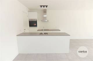 <p><span>GESCHILDERD NIEUWBOUWAPP. IN HARTJE HASSELT MET 2 SLKS + TERRAS & PARKING</span></p><p><span> </span></p><p><span>Op wandelafstand van het stadscentrum van Hasselt, Hoofdstad van de Smaak treffen wij residentie Mosa aan. Ideaal voor iemand die wil genieten van het bruisende stadscentrum. In de directe omgeving treffen wij lokale handelaars aan. Tevens bevinden wij ons op wandelafstand van verschillende parken, het Cultureel centrum, … Ook kunnen wij een goede bereikbaarheid garanderen door de ligging nabij openbaar vervoer en invalswegen zoals de kleine en de grote ring waardoor wij ons vlot kunnen verplaatsen. </span></p><p><span> </span></p><p><span>Appartement 1.1 is gelegen op de eerste verdieping. De indeling is als volgt: inkomhal, afzonderlijk toilet, leefruimte bestaande uit een zit- en eethoek, volledig geïnstalleerde keuken, berging, badkamer, 2 slaapkamers + terras. </span></p><p><span>Bij het appartement dient men verplicht een autostaanplaats (35.000,00 euro) en een kelderberging (6.000,00 euro) aan te kopen. Parkeergelegenheid gegarandeerd! </span></p><p><span> </span></p><p><span>Het appartement is momenteel verhuurd, ideaal als investering of voor eigen bewoning.</span></p><p><span>TROEVEN</span></p><p><span>+ Beschikbaar bij notariële akte</span></p><p><span>+ Aangename buitenruimtes </span></p><p><span>+ Gunstige ligging in hartje Hasselt </span></p><p><span>+ Volledig geschilderde appartementen</span></p><p><span>+ Energiezuinig appartementen voorzien van hedendaagse technieken </span></p><p><span>+ Geniet nu nog van 6% BTW <br />(AANKOOP AAN VERLAAGD BTW-TARIEF VAN 6% ZOWEL OP DE CONSTRUCTIE ALS DE GROND (IPV 21%) MOGELIJK INDIEN MEN AAN DE WETTELIJKE VOORWAARDEN VOLDOET.)</span></p><p><span> </span></p><p><span>Net als ons overtuigd van de vele voordelen van residentie Mosa? Neem gerust contact op met één van onze medewerkers via 078 78 30 39 of <span>info@canius.be</span></span><span> </span></p><p><span> </span></p><p><span>*Deze gegevens zijn louter ter informatieve titel. De vermelde oppervlaktes zijn slechts indicatie. Canius Real Estate kan niet verantwoordelijk gesteld worden voor de juistheid van de aan haar verstrekte gegevens. </span></p><p><span> </span></p><p><span> </span></p>