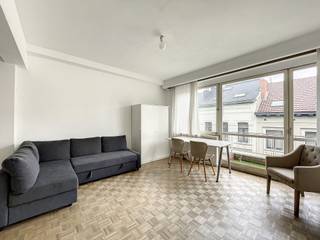 E-MAIL: demis.hardiquest@weinvest.be//TEL: 0493 83 73 13We Invest heeft het genoegen dit mooie gemeubelde appartement voor te stellen, ideaal gelegen...