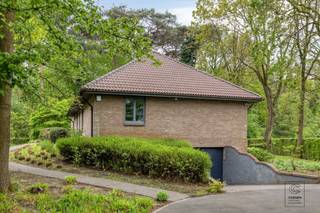 Bij het betreden van deze charmante villa wordt u verwelkomd in een ruime inkomhal met gastentoilet. Vanuit de hal wandelt u door naar de...
