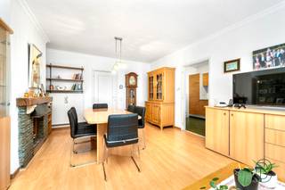 Perfecte investering: leuk appartement met 1 slk en terras, grote garagebox en kelder. Verhuurd aan correcte huurder. INDELING: inkom,...