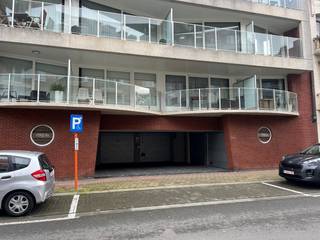 Deze parkeerstaanplaats met gemakkelijke toegang is gelegen op de verdieping -1,5,nabij de Lippenslaan en op wandelafstand van het...