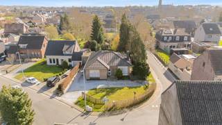 Ben je op zoek naar een te renoveren bungalow met 3 slaapkamers, garage en tuin in Welle? Gevonden!
<p>In het landelijke Welle, een deelgemeente van Denderleeuw, bevindt zich deze charmante bungalow op een ruim perceel van bijna 9 are. Deze villa biedt een solide basis en vormt het ideale renovatieproject voor wie op zoek is naar ruimte en de mogelijkheid om een woning volledig naar eigen smaak in te richten. Mits het isoleren van het dak, voldoet u reeds aan de renovatieverplichting! Er is een mogelijkheid om het achterliggend perceel van bijna 12 are bij te kopen.<br />De woning geniet van een aangename zuidoostgerichte tuin waar je in alle rust kan genieten van het groen en de omgeving. Dankzij de gunstige ligging bevinden winkels, scholen en openbaar vervoer zich in de nabijheid en bereik je de oprit van de E40 op slechts enkele minuten rijden, wat zorgt voor een vlotte verbinding richting Brussel en Gent.</p>
<p>Je komt de woning binnen via de inkomhal die toegang geeft tot de verschillende leefruimtes. De royale woonkamer vormt samen met de lichtrijke veranda het hart van de woning met groen zicht op de tuin. Aansluitend bevindt zich de keuken (2011) met een praktische wasplaats. De inpandige garage met automatische poort zorgt voor extra comfort en bergruimte. Verder beschikt de woning op het gelijkvloers over drie slaapkamers en een badkamer (2012), waardoor het perfect mogelijk is om comfortabel te wonen op één verdieping.. Extra troeven zijn de droge kelder van 24 m² en de ruime zolder, die bijkomende mogelijkheden biedt.</p>
<p>Ben je op zoek naar een woning met potentieel in Welle? Contacteer ons dan snel voor een bezoek en ontdek zelf de mogelijkheden van deze eigendom!</p>