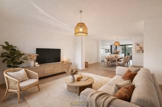 <p><strong>STIJLVOL GERENOVEERDE GEZINSWONING</strong><span> met </span><strong>TUIN</strong><span> en </span><strong>TERRAS</strong><span> in Anzegem (Ingooigem). Bij het betreden van deze instapklare woning valt meteen de </span><strong>AANGENAME LICHTINVAL</strong><span> op in de </span><strong>RUIME LEEFRUIMTE</strong><span>, die harmonieus overgaat in de </span><strong>OPEN, VOLLEDIG INGERICHTE KEUKEN</strong><span>. Aansluitend bevindt zich een PRAKTIS</span><strong>CHE WAS- EN BERGPLAATS MET RECHTSTREEKSE TOEGANG TOT DE TUIN</strong><span>, wat het dagelijks comfort verhoogt. De woning beschikt over </span><strong>2 RUIME SLAAPKAMERS OP HET 1<sup>STE</sup> VERDIEP, </strong><span>modern afgewerkte badkamer en een groot zolderverdiep, die u kan inrichten naar een </span><strong>MASTER BEDROOM OF 2 SLAAPKAMERS</strong><span>. Buiten geniet u van een aangelegd terras en een </span><strong>DIEPLOPENDE TUIN</strong><span> die nog naar </span><strong>EIGEN SMAAK</strong><span> kan worden ingericht, perfect voor </span><strong>GEZINNEN OF TUINLIEFHEBBERS</strong><span> die een groene oase willen creëren. Gelegen in het </span><strong>RUSTIGE INGOOIGEM</strong><span>, deelgemeente van Anzegem, biedt deze woning een vlotte bereikbaarheid naar </span><strong>OMLIGGENDE STEDEN EN BELANGRIJKE VERBINDINGSWEGEN</strong><span>.</span></p>

<p><br /><br />Adres: Zwevegemstraat 2 te Anzegem (Ingooigem)<br /><br />EPC Label A; P-score: A, G-score: A</p>