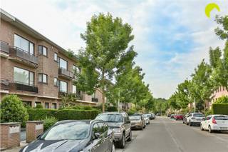 A stone's throw from the center of Edegem, we find this well-maintained 2-bedroom apartment in a small building with 6 units. An absolute...