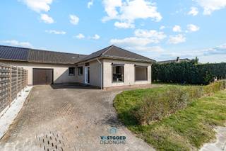 Gelegen op wandel- en fietsafstand van het centrum van De Pinte treffen we deze te renoveren halfopen bebouwing aan.

De woning heeft de volgende indeling: ruime inkomhal met apart gastentoilet, lichtrijke woonkamer met eet- en leefruimte, volledig geïnstalleerde keuken, 3 volwaardige slaapkamers, badkamer met lavabo en ruime garage met berging en wasplaats.

Troeven: bereikbaarheid, lichtrijk ...

Renovatieverplichting: ja.

Voor meer informatie of een bezoek kan u terecht bij Sander Dejonghe via sander@vastgoeddejonghe.be, Evy Dhondt via evy@vastgoeddejonghe.be of Inias Leten, Inias@vastgoeddejonghe.be

Alle dossierstukken kan u downloaden op onze website: www.vastgoeddejonghe.be.