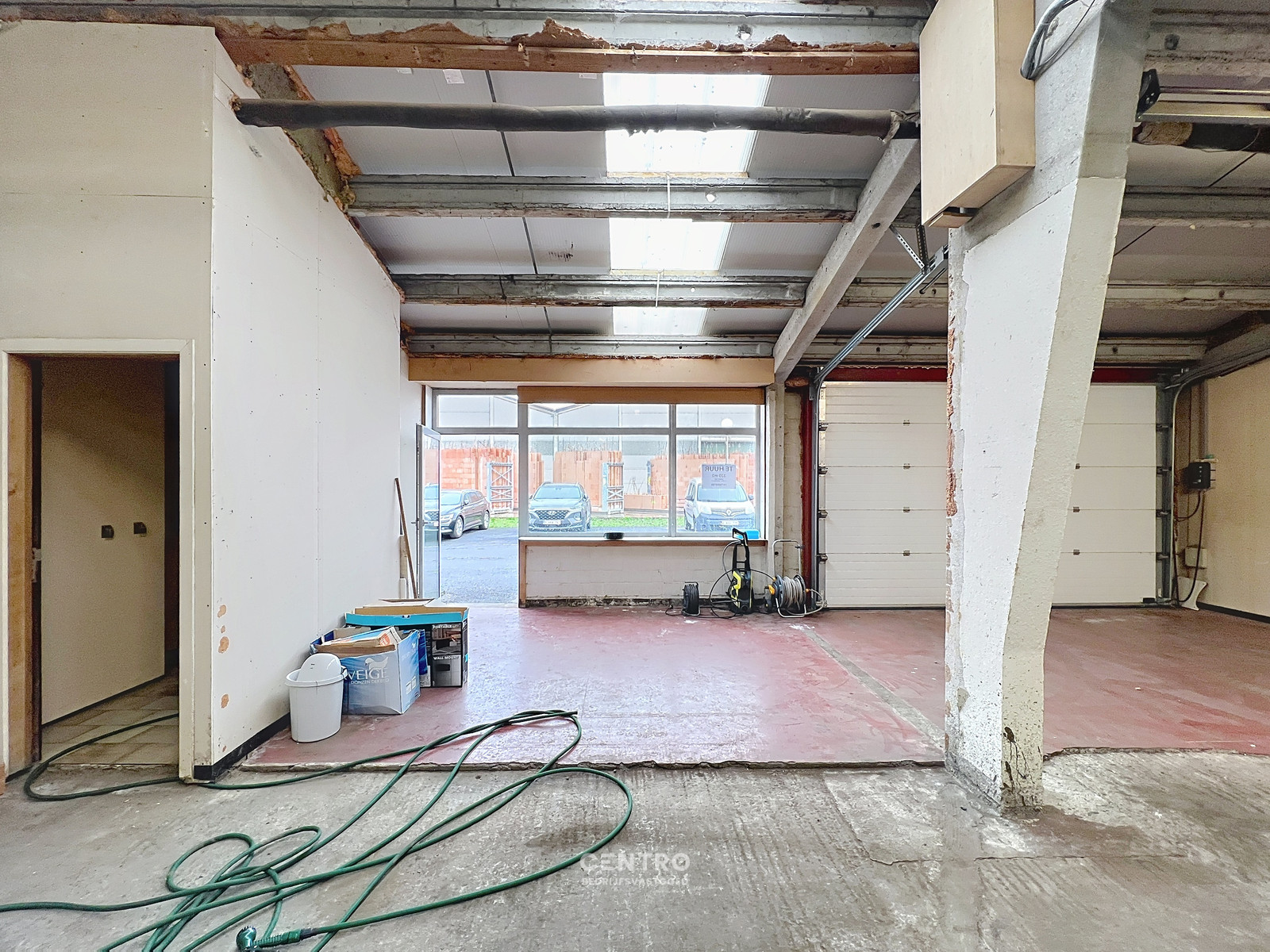 Magazijn van 315m² met mezzanine vlak bij de RING van Poperinge ! - foto 4