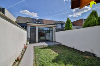 <p><span>Cette maison prête à emménager, comprenant 3 chambres et 2 salles de bains, a été entièrement démolie en 2015 et a fait l'objet d'une rénovation complète et approfondie. La toiture a été récemment rénovée et isolée en 2021, tout comme la façade (isolation + crépi)<br /><br /></span></p><p><span>Au rez-de-chaussée, vous trouverez, donnant sur le jardin, le salon et la salle à manger, très lumineux grâce à de grandes baies vitrées. La cuisine ouverte est équipée de tout le confort nécessaire. Le rez-de-chaussée comprend également une chambre (pouvant également servir de bureau) et une première salle de bains.</span></p><p><span> </span></p><p><span>Au premier étage, on trouve deux chambres spacieuses sous les combles et une salle de bains qui relie les deux chambres. La maison dispose également dun sous-sol.</span></p><p><span> </span></p><p><span>- PEP : 198 kWh/m²/an</span></p><p><span>--> surface selon le rapport PEP</span></p><p><span>- Conforme à lattestation AREI</span></p><p><span>Score P : D et score G : D</span></p><p><span> </span></p><p><span>Pour une visite sur place, appelez le 03/449.42.141 ou envoyez un e-mail à hallo@habicom.be</span></p><p><span>Vous souhaitez connaître la valeur de votre logement ? Vérifiez-la gratuitement sur www.watismijnhuiswaard.be </span></p><p><span><br /><br /></span></p>