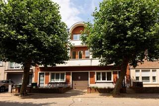 SINT-NIKLAAS - op zoek naar een fijn éénslaapkamer appartement? Ontdek dan zeker dit appartement gelegen in een prachtig art-deco gebouw! Enkele...